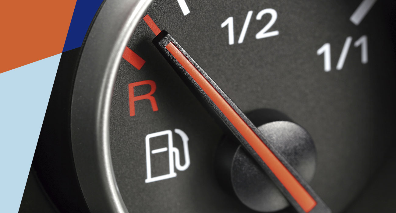 Close no painel de um carro com foco no mostrador de combustível com o ponto ponteiro na reserva
