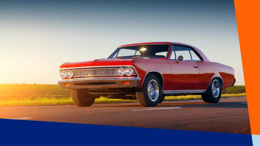 Dia do Automóvel: um carro antigo clássico cruzando uma estrada infinita, com o sol se pondo no horizonte.