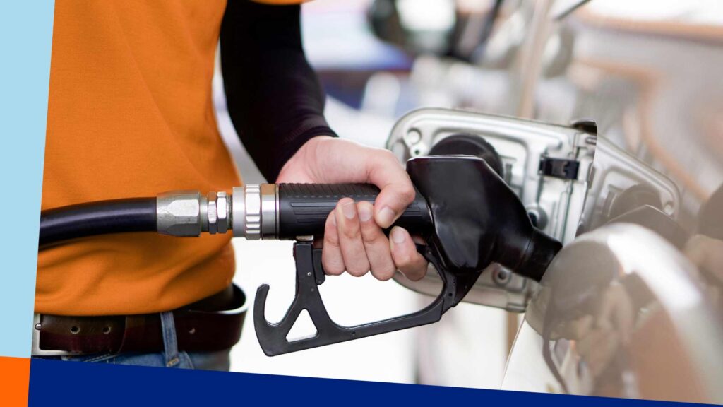 Frentista abastecendo veículo com Diesel S10 super aditivado em posto de gasolina, representando eficiência, cuidado com o motor e atendimento de qualidade.