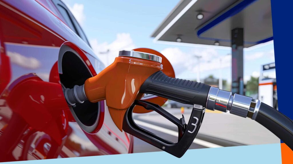 Bico de abastecimento enchendo o tanque de um carro vermelho com etanol aditivado da Gulf em um posto de combustíveis moderno e iluminado pelo sol.